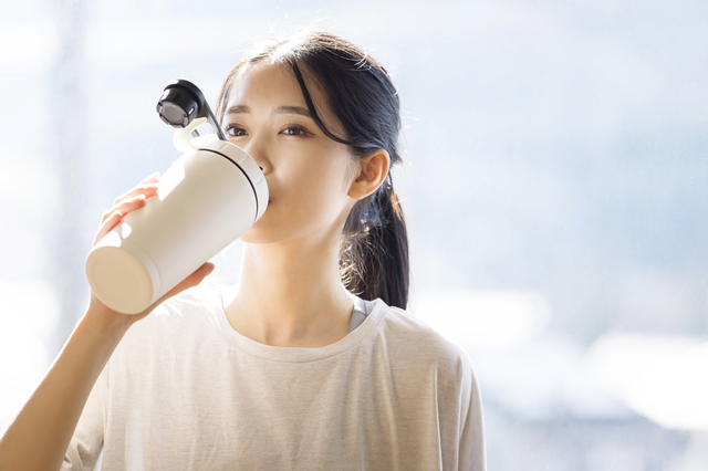 運動しないでプロテインを飲むと太るってホント？おすすめの活用法と飲むタイミングを解説