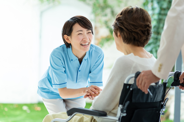 訪問リハビリテーションの給料相場はどのくらい？ 仕事内容や求人を探すポイントについても解説