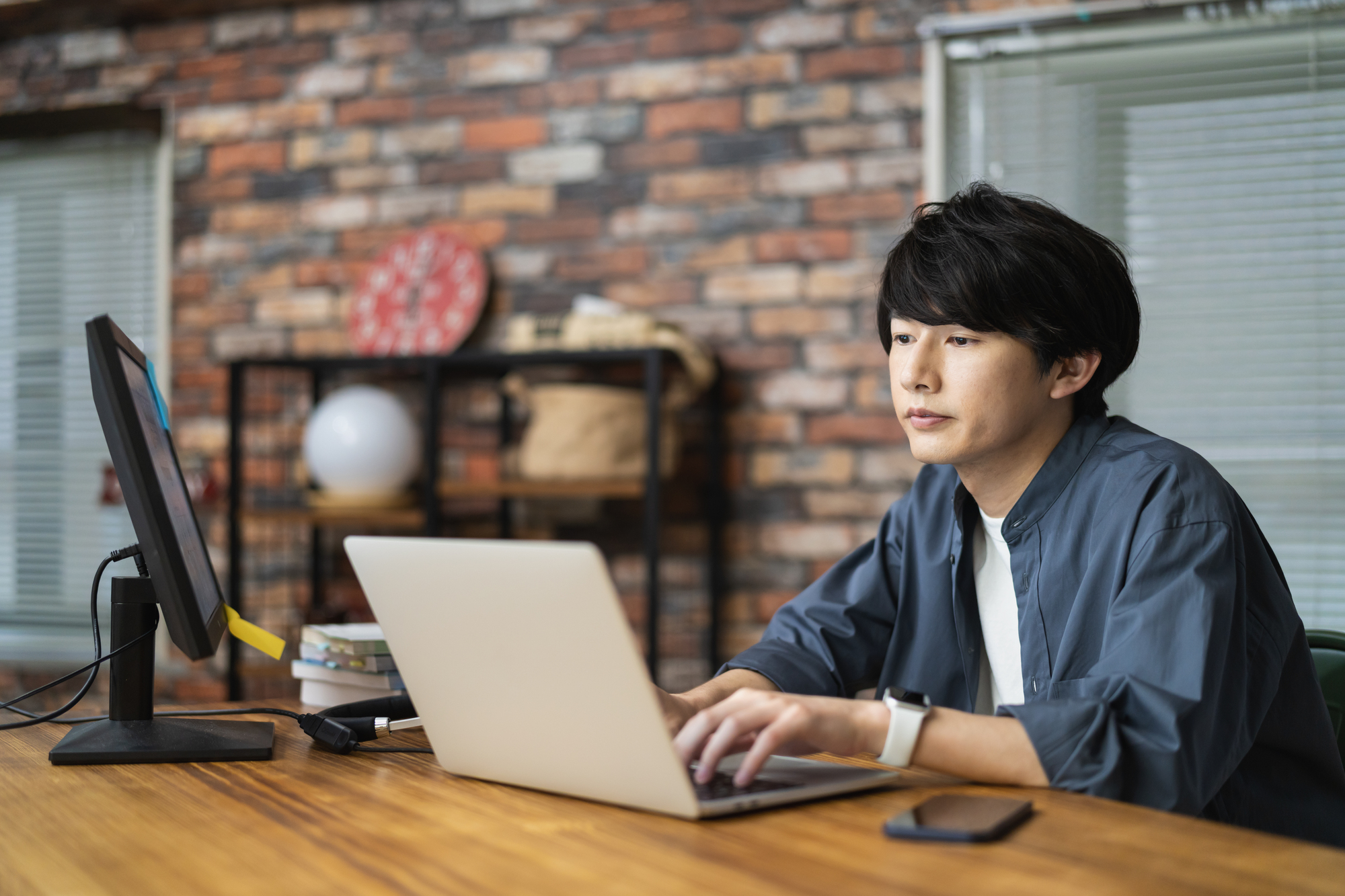 【猫背・巻き肩改善】毎日5分で美姿勢を作るストレッチ方法を紹介！