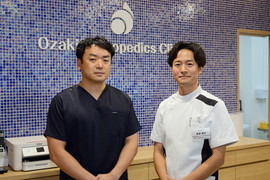 （写真左から）院長　尾﨑 彰造さん、理学療法士・リハビリ責任者　廣畑 博之さん さんの写真