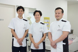 （写真左から）理学療法士　守田 秀平さん、理学療法士・リハビリ責任者　廣畑 博之さん、理学療法士　福井 晴紀さん さんの写真