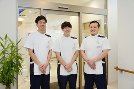 （写真左から）理学療法士　守田 秀平さん、理学療法士　勝元 勇人さん、理学療法士　福井 晴紀さん さんの写真