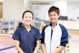 （写真左）理学療法士　北村 聡美さん（写真右）理学療法士　小林 豊さん さんの写真